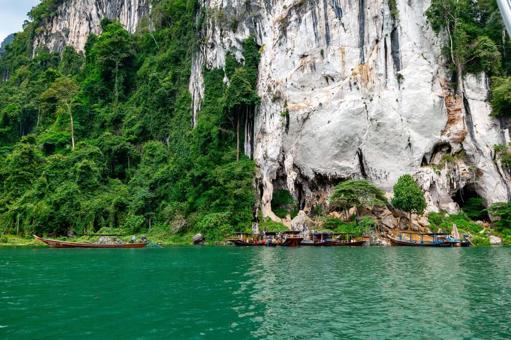 Länder mit tropischem Regenwald: Boote bei Ankunft im Khao Sok-Nationalpark in Thailand