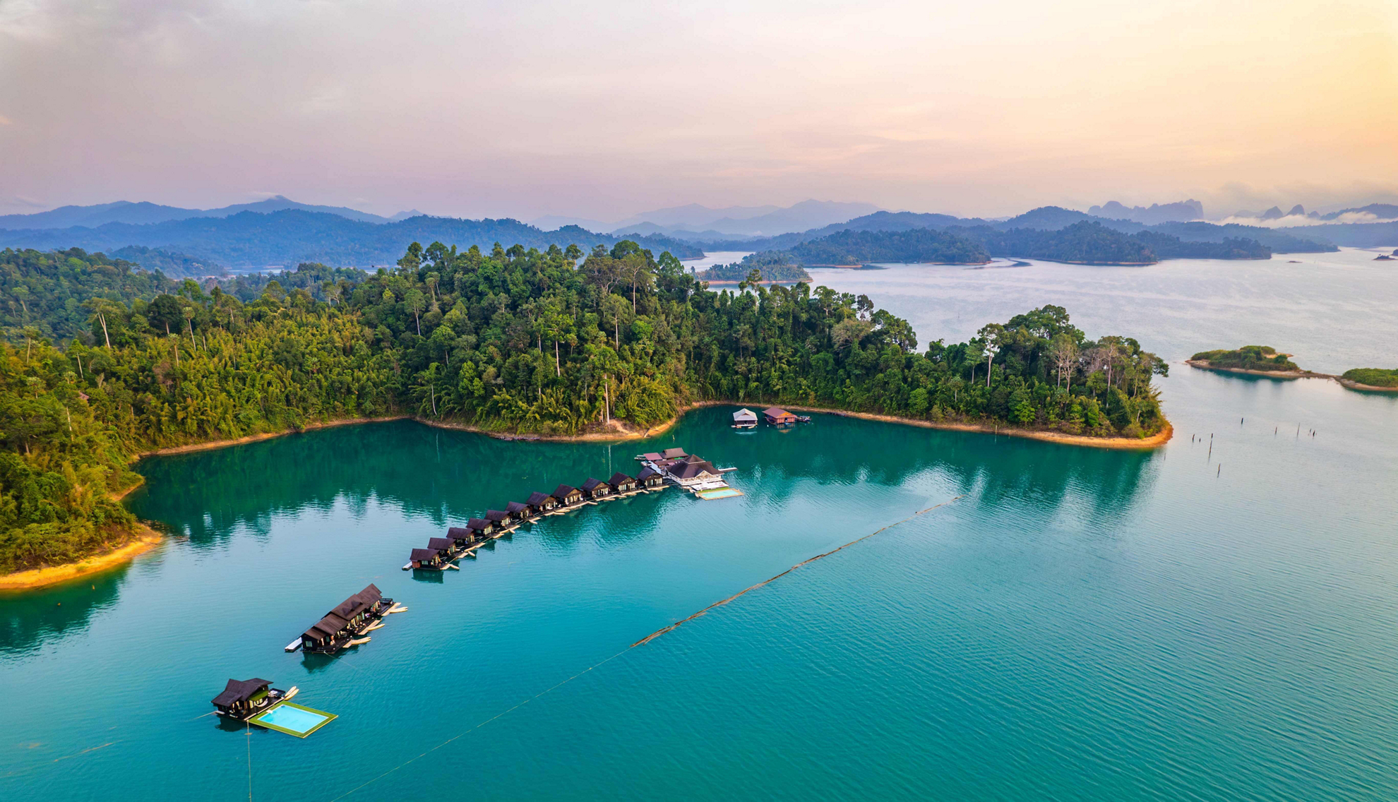 Bungalows auf dem Wasser in tropischer Umgebung