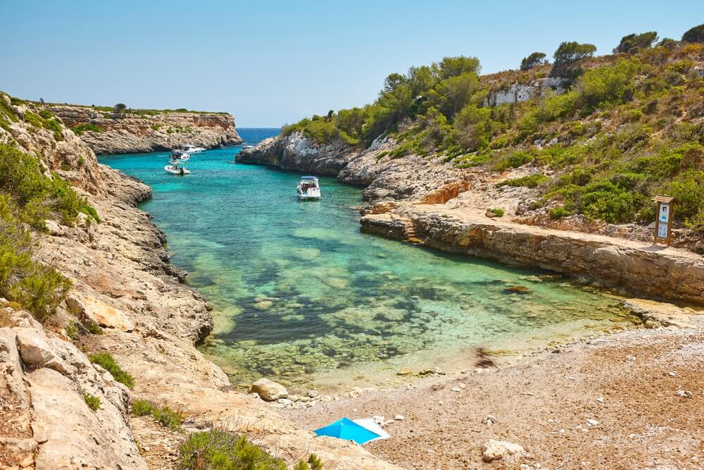 Die langgezogene Cala Virgili auf Mallorca.