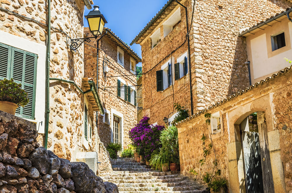 Mallorca im Frühling: ruhige Gasse mit Pflanzen in Fornalutx