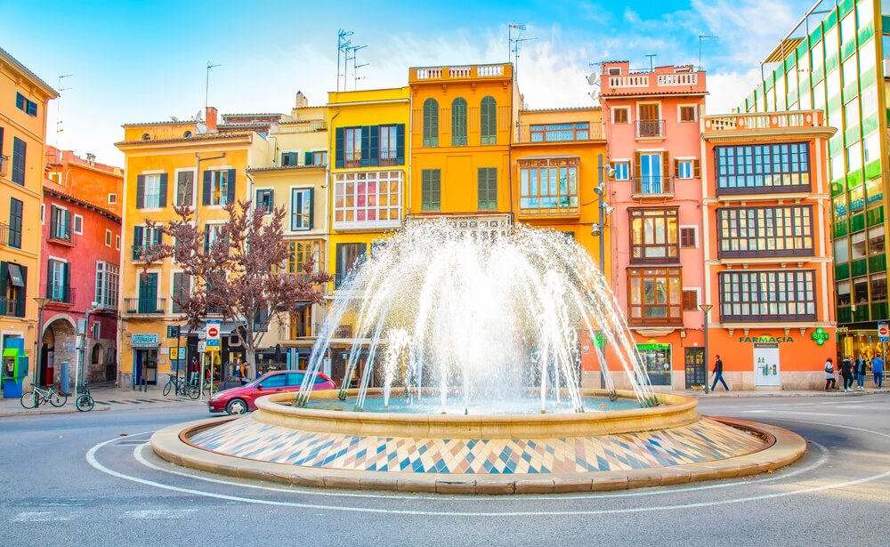Wasserfontäne auf einem Platz in der Innenstadt von Palma de Mallorca