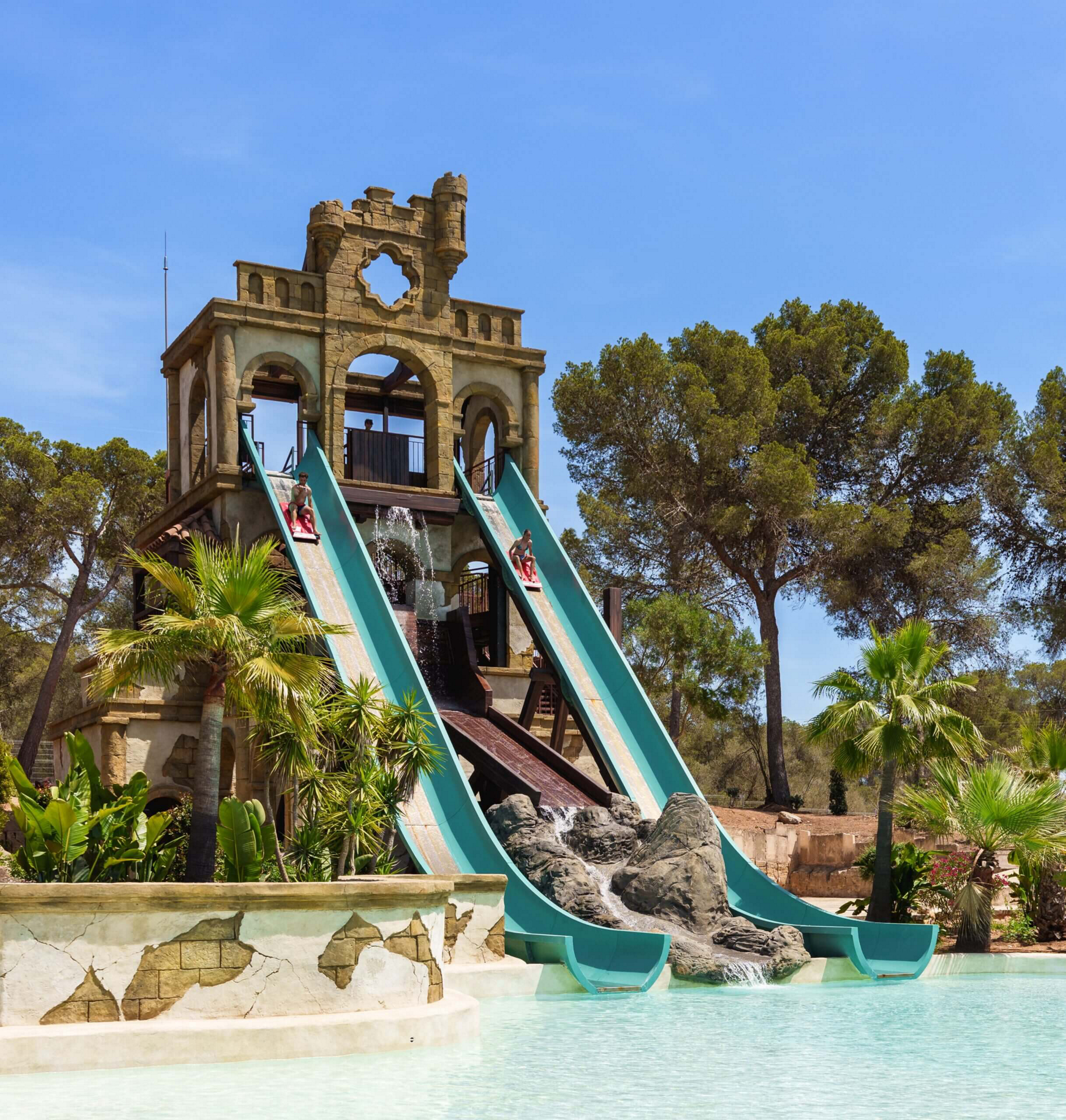 Wasserrutschen im Aqualand Arenal, einem tollen Ausflugsziel auf Mallorca mit Kindern