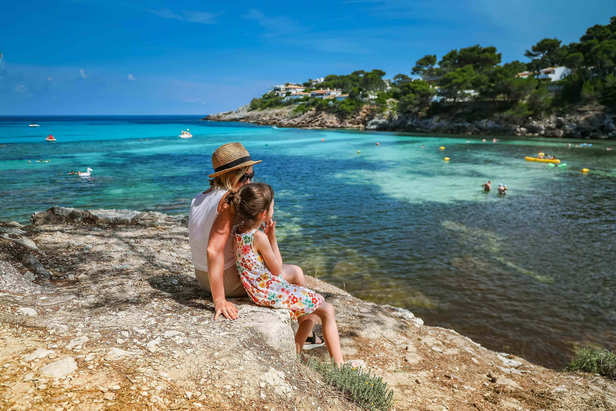 Mallorca mit Kindern: Mutter und Tocher an einer malerischen Bucht