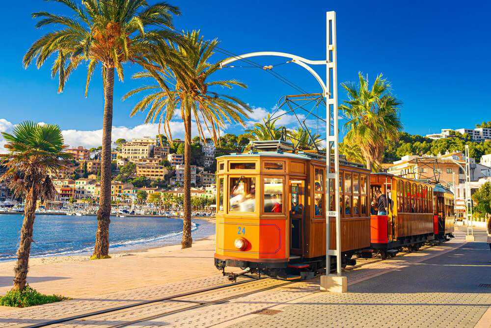 Historische Straßenbahn im Dorf Port de Sóller auf Mallorca
