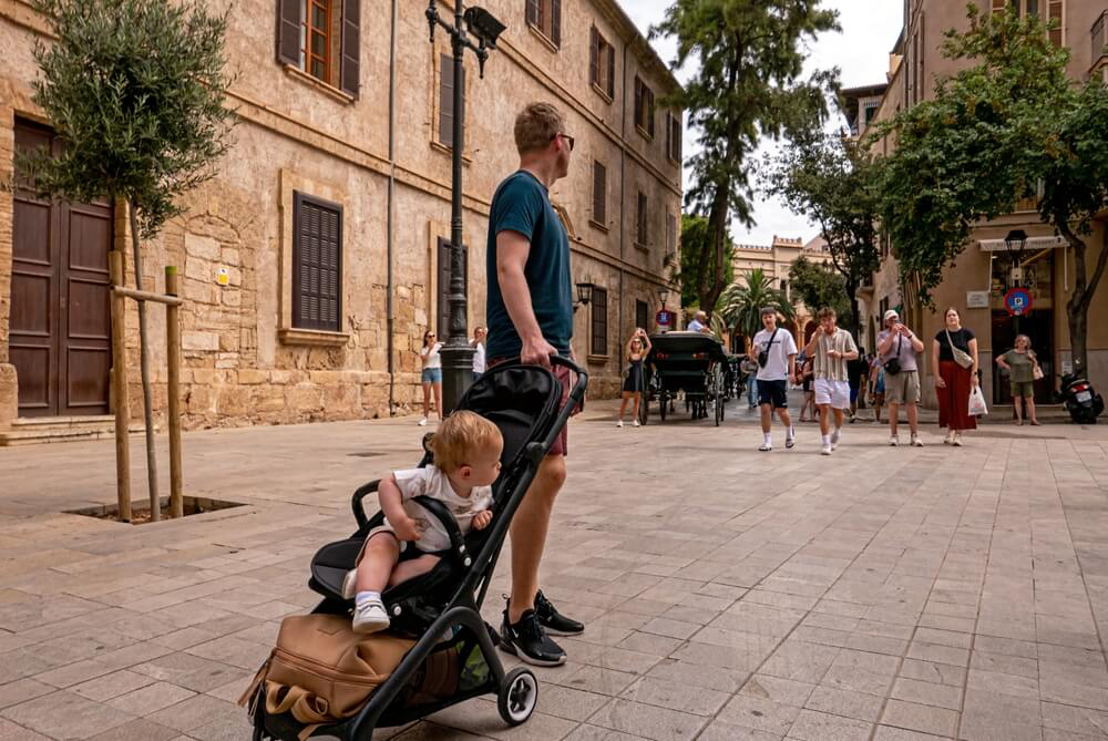Familienurlaub auf Mallorca: Vater mit Kleinkind in der Altstadt von Palma