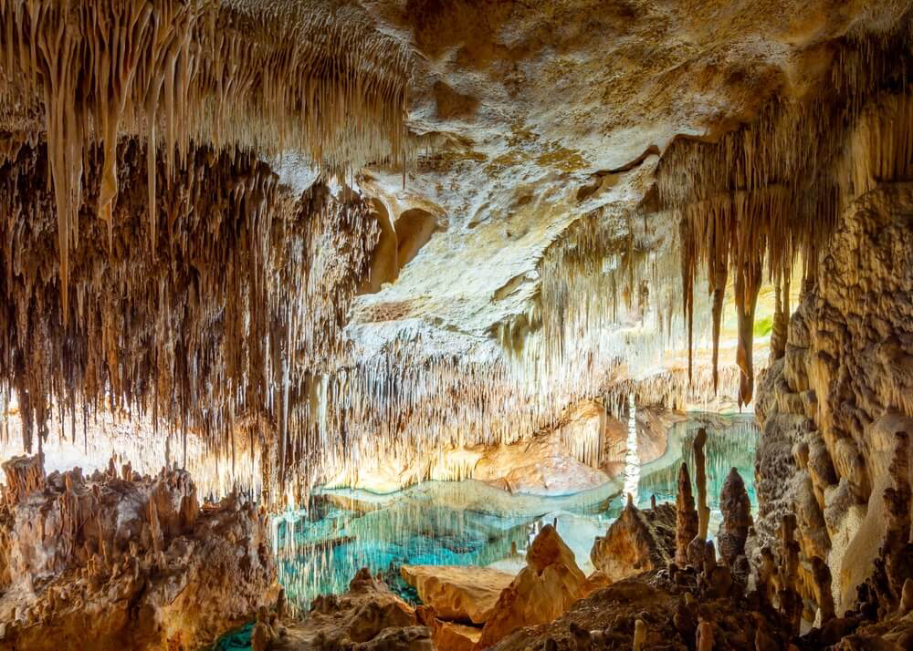 Stalaktiten und Stalagmiten in der Drachenhöhle auf Mallorca
