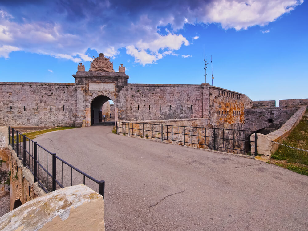 Die Fortaleza de la Mola von Maó: ein schönes Ausflugsziel bei einem Familienurlaub auf Menorca.