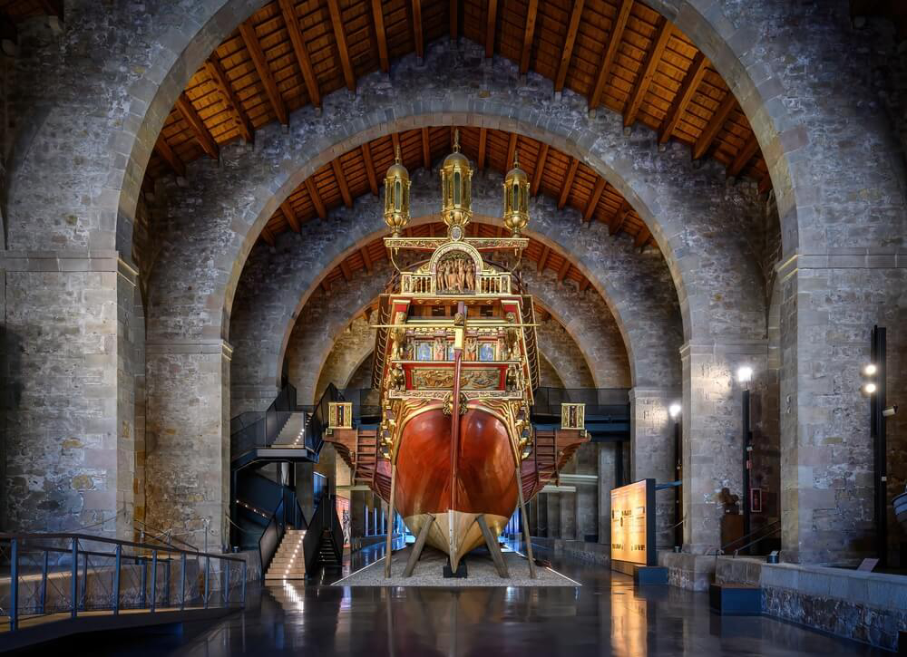 Replik eines historischen Schiffes im Schifffahrtsmuseum von Barcelona (Museun Marítim).