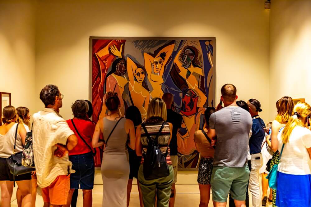 Gemälde mit Betrachtern im Picasso Museum Málaga.
