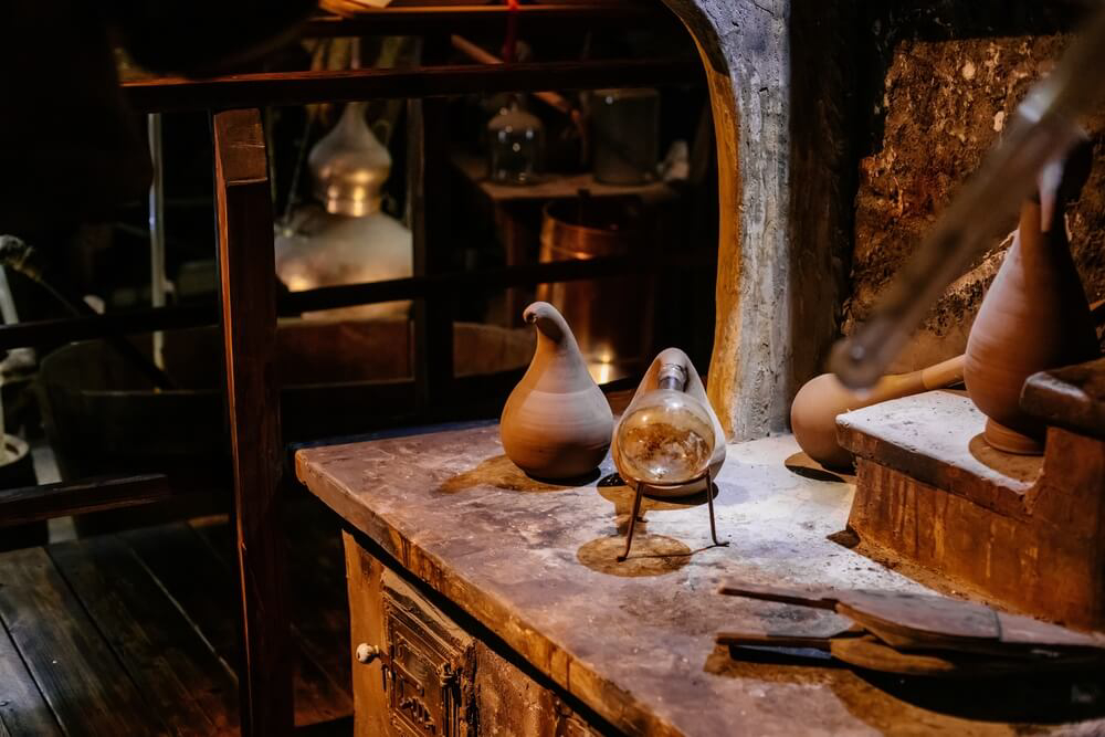 Alchemie-Instrumente in einem Museum