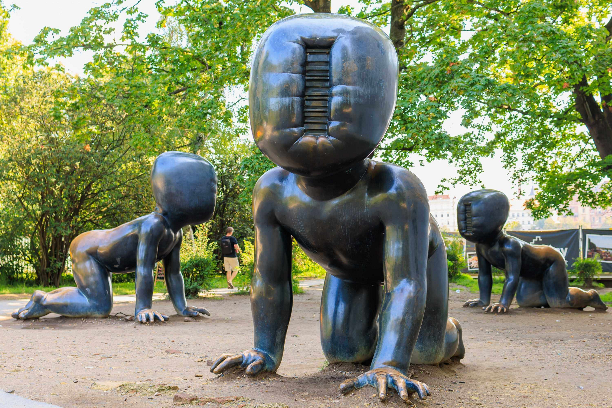 Moderne Skulpturen von knienden Menschen mit einem USB-Anschluss im Gesicht