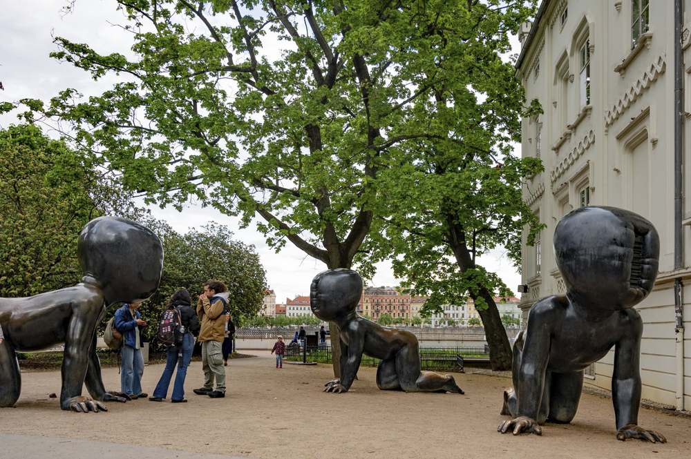 Figurengruppe vor dem Kampa-Museum auf der Insel Kampa in Prag