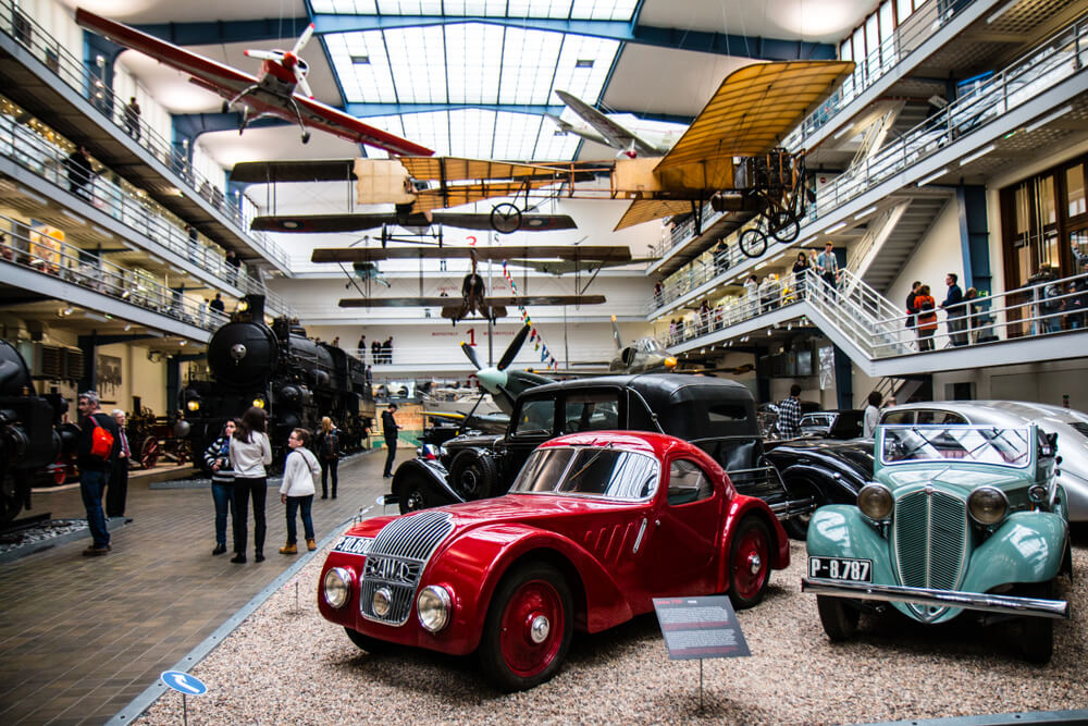 Saal mit Fortbewegungsmitteln im Nationalen Technikmuseum, einem der beliebtesten Museen in Prag