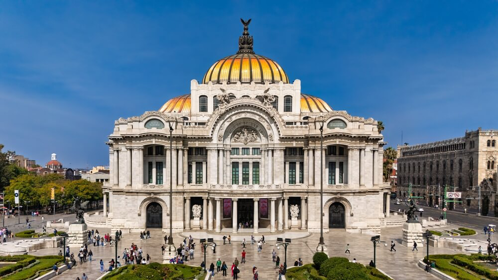 One of the greatest fine arts museums in Mexico City is inside this palace