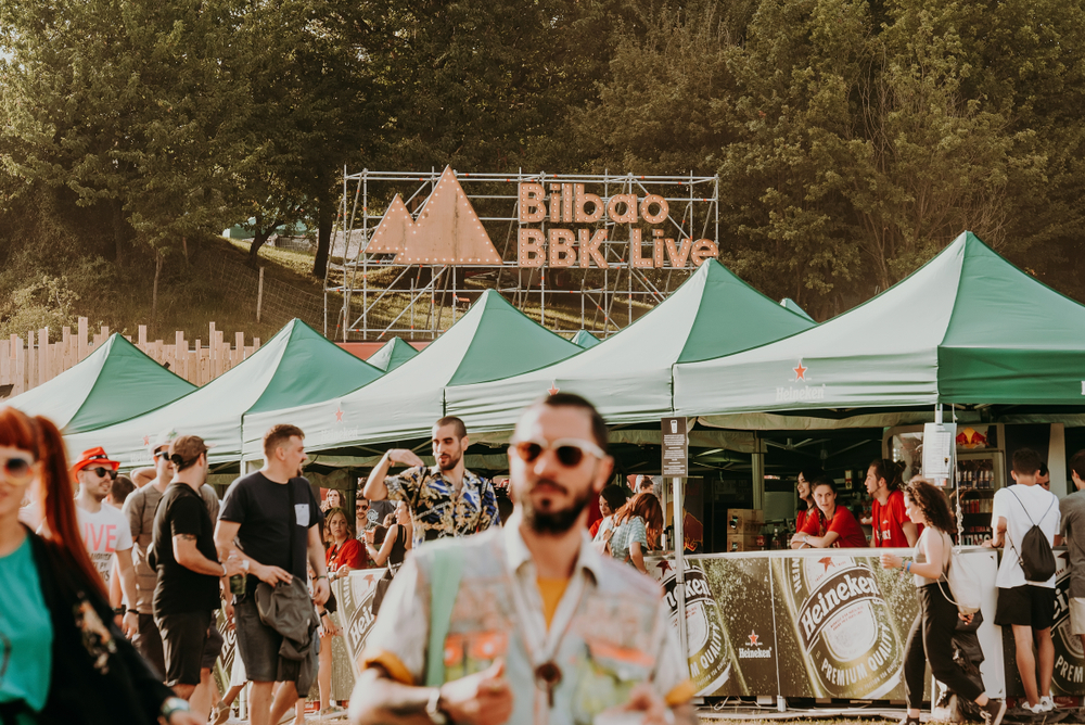 Stände und Festival-Besucher beim BBK Live in Bilbao