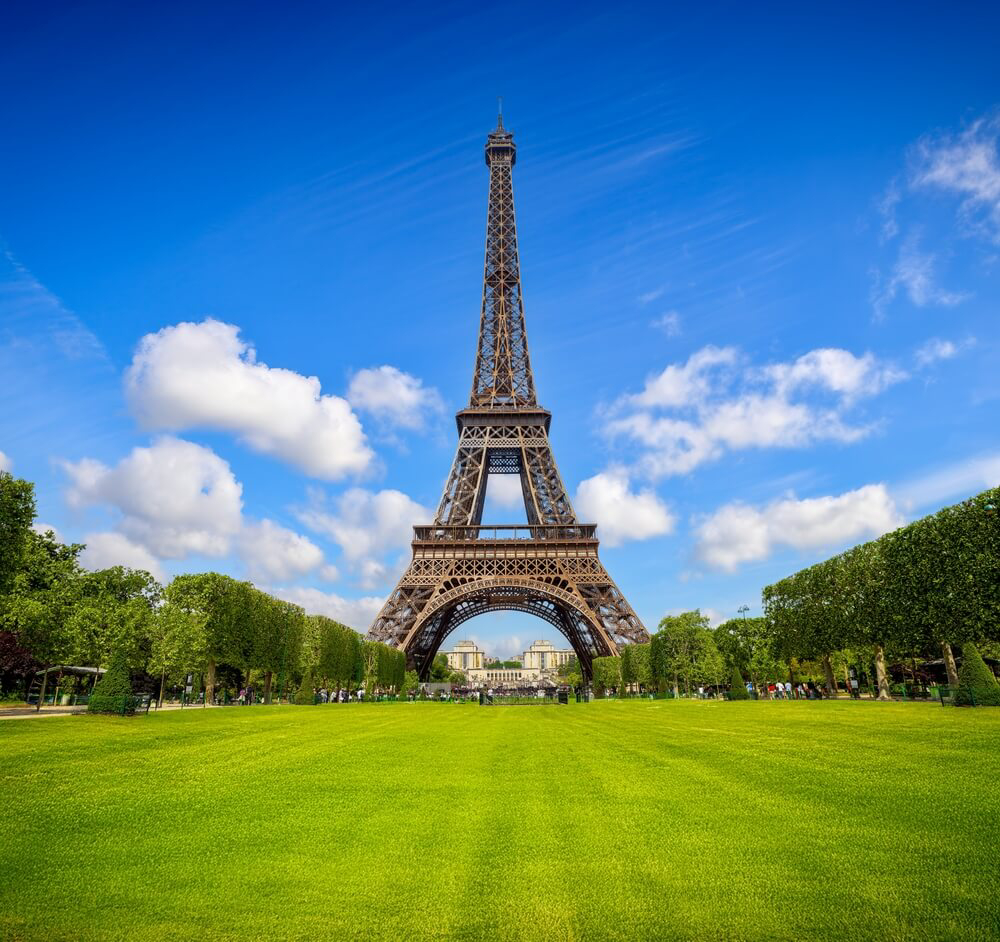 Der Eiffelturm in Paris vom Champ-de-Mars aus gesehen.