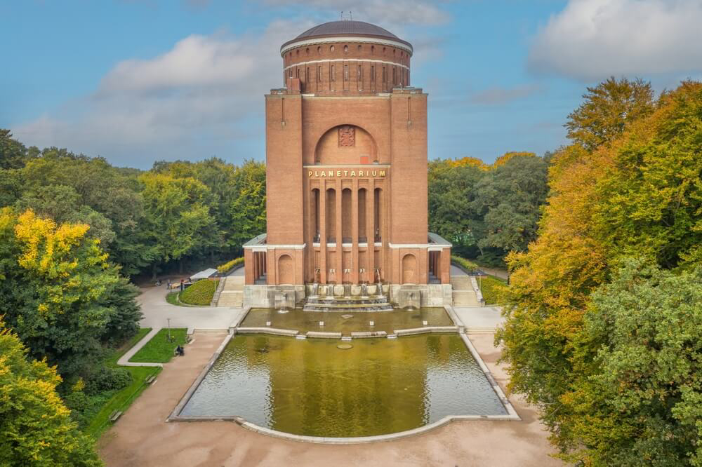 Der alte Wasserturm im Hamburger Stadtpark, heute ein Planetarium.