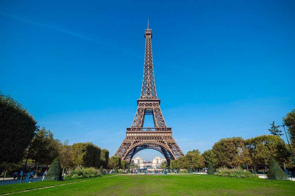 Das Champ de Mars in Paris mit Blick auf den Eiffelturm