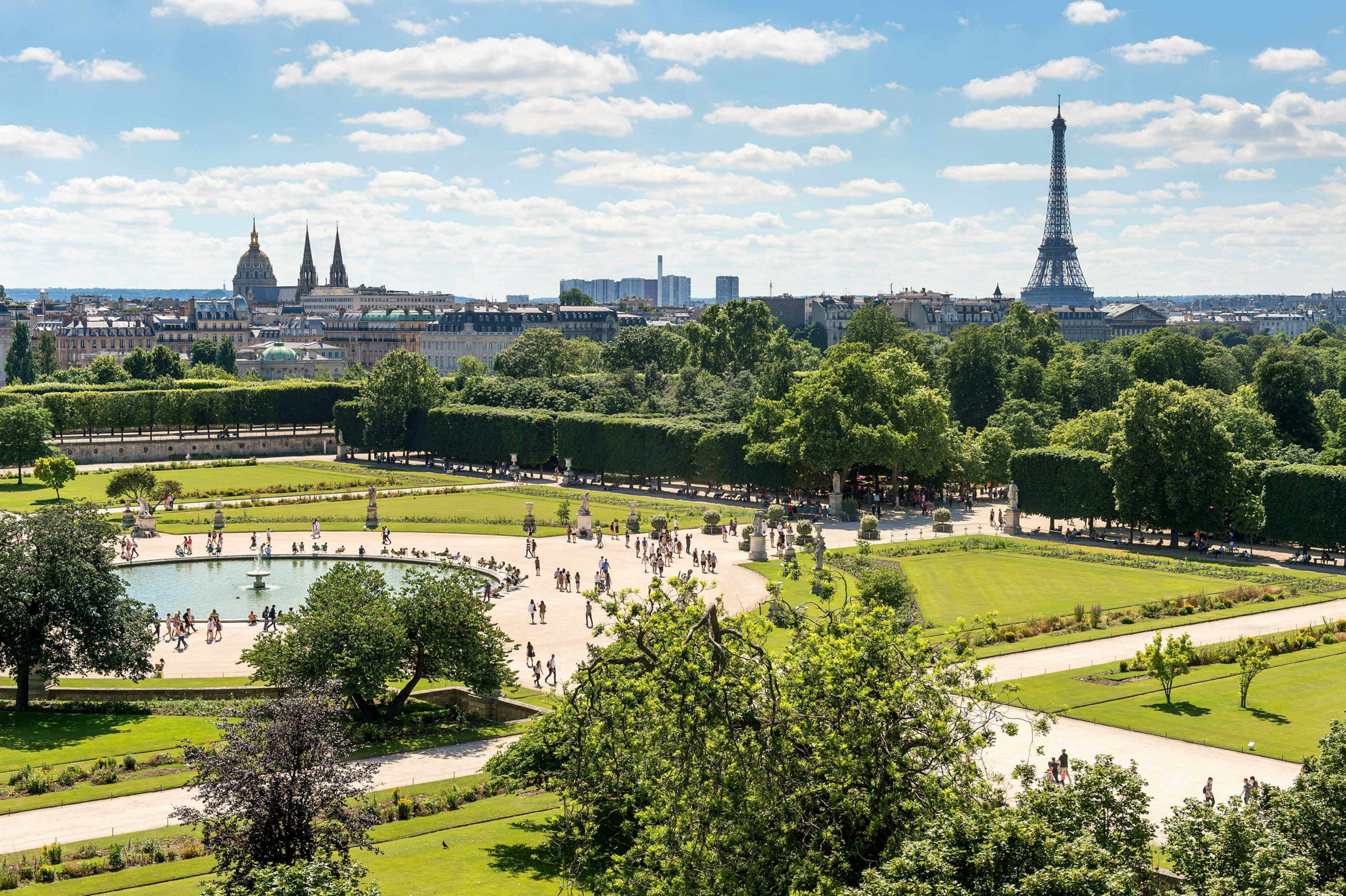 Grünanlagen in Paris mit dem Eiffelturm im Hintergrund