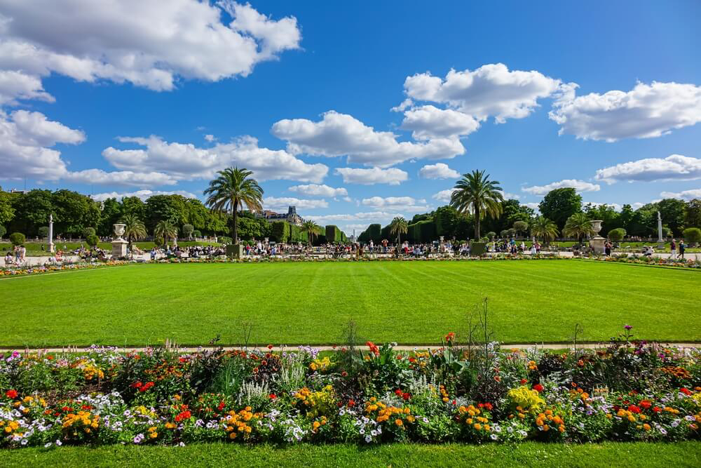 Große Wiese im Jardin du Luxembourg, einem der schönsten Parks in Paris