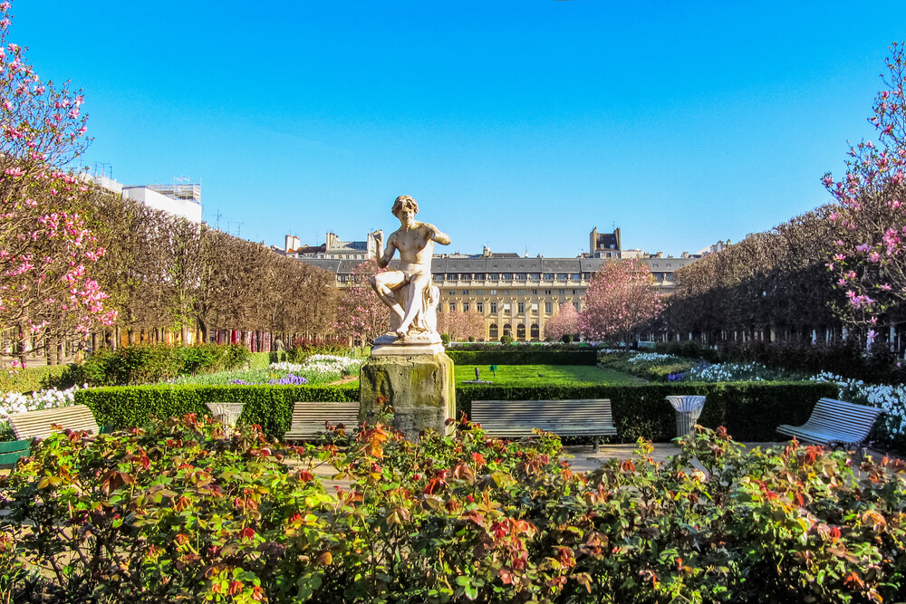 Statue im Jardin du Palais Royal, einem der schönsten Gärten in Paris