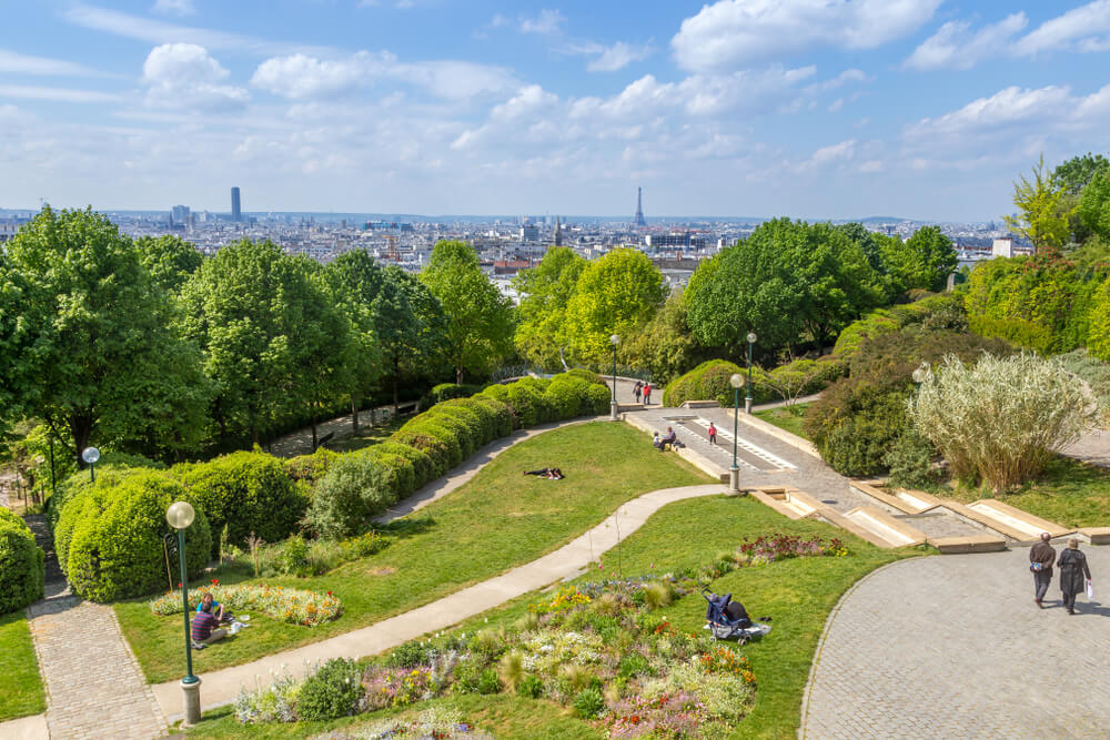 Die schönsten Parks in Paris: der Parc de Belleville mit Aussicht auf die Stadt
