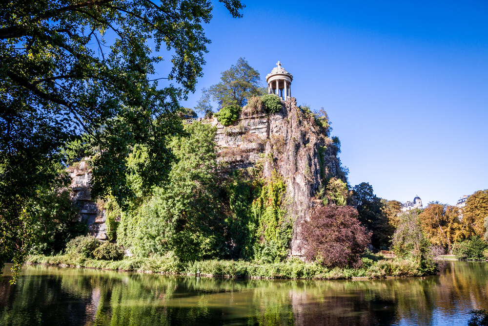 Rotunde auf einem Felsen in einem See im Parc des Buttes-Chaumont in Paris