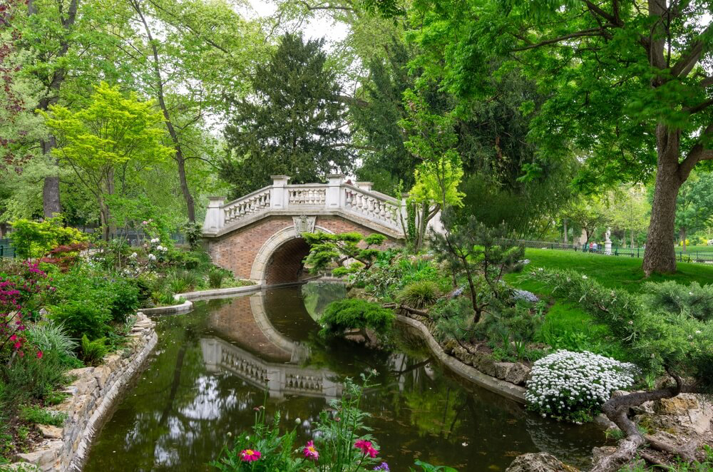 Von Bäumen umgebene Brücke im Parc Monceau, einem der schönsten Parks in Paris