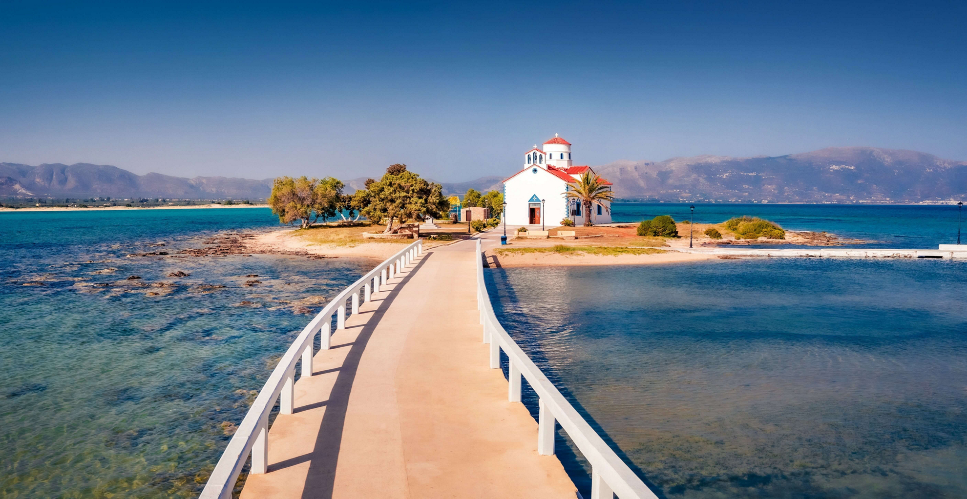 Peloponnes schönste Orte: Kirche auf einer kleinen Insel.
