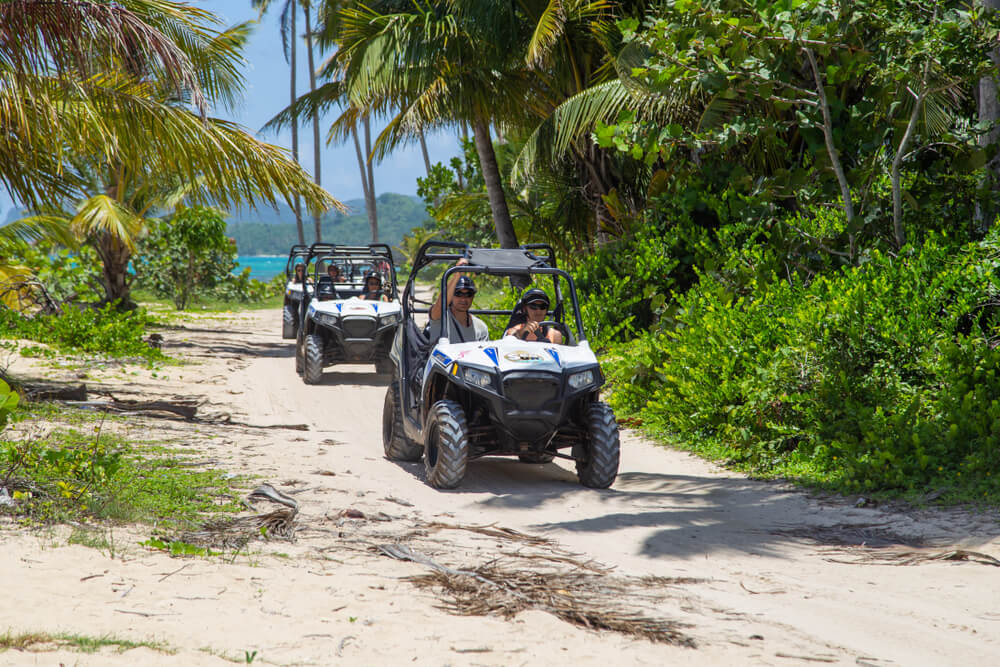 Punta Cana Ausflüge: mehrere Buggys fahren durch die tropische Landschaft