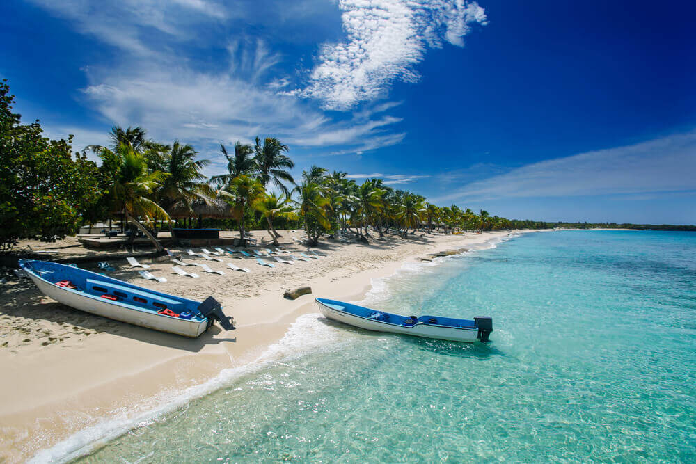 Kleine Boote an einem Strand auf der Isla Catalina, Dominikanische Republik