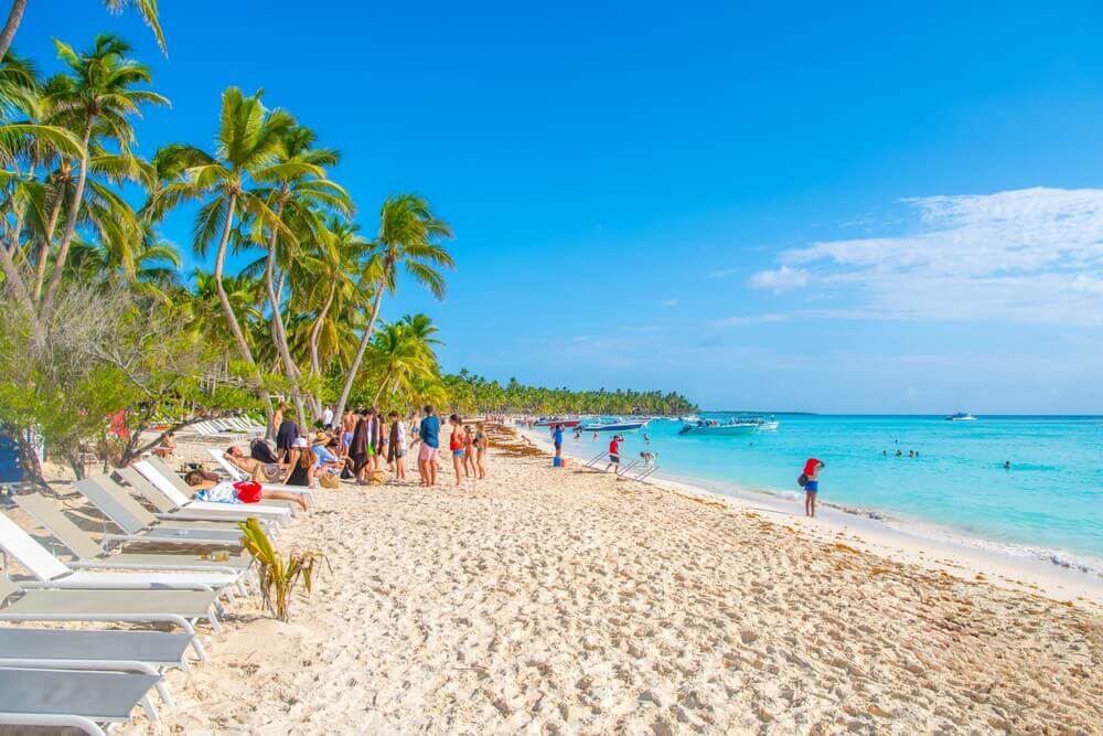 Punta Cana Ausflüge: Strand auf der Isla Saona mit Liegen