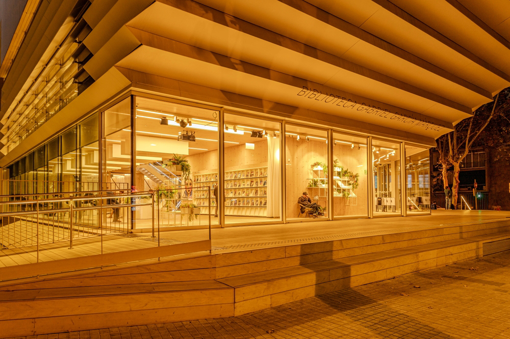 Exterior of the Gabriel García Márquez Library at night