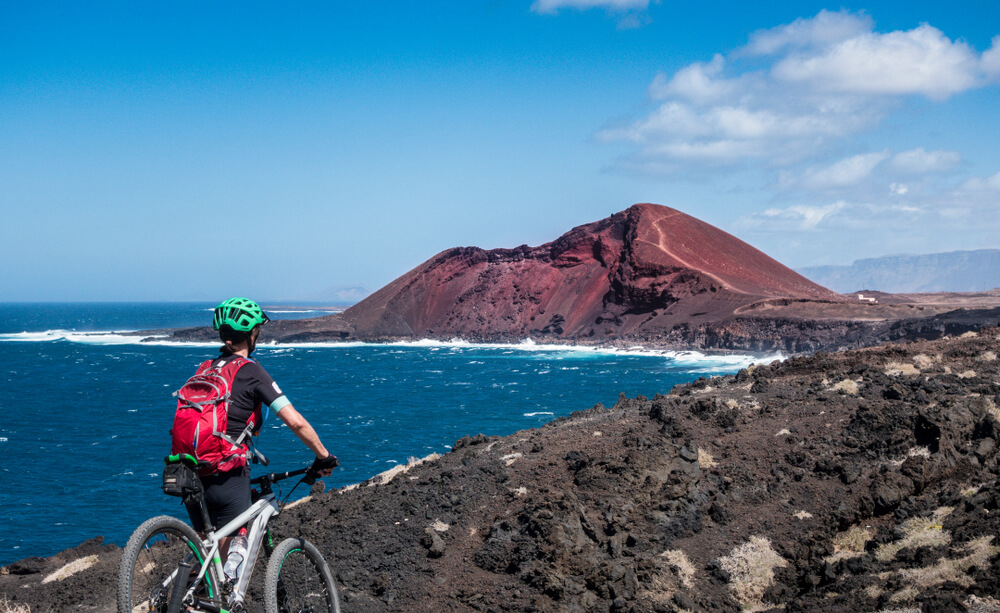 Radfahren auf Lanzarote: Mountainbike-Fahrer auf Untergrund aus Lavagestein