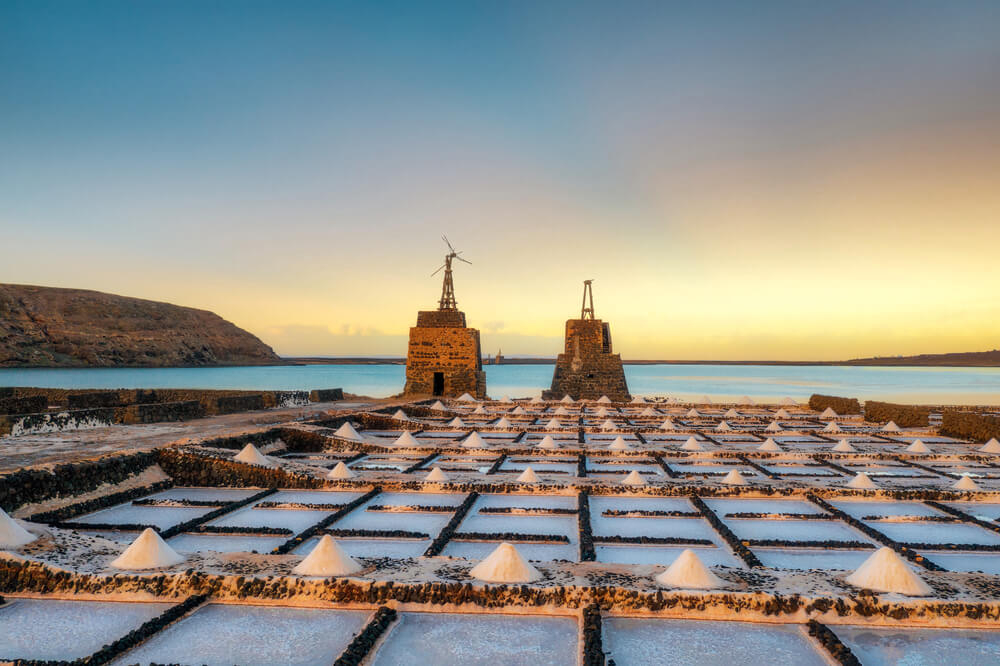 Salzgewinnungsanlagen Salinas del Janubio auf Lanzarote in der Dämmerung