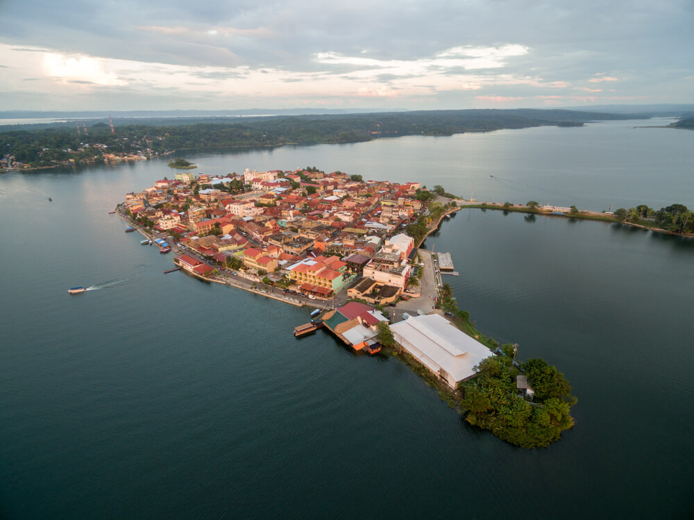 Die Isla de Flores im See von Petén Itzá in Guatemala.