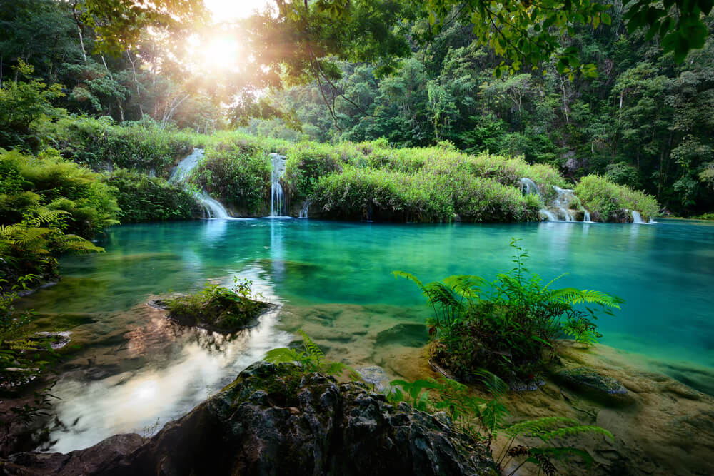 Sehenswürdigkeiten in Guatemala: Becken des Flusses Cahabón im Naturschutzgebiet Semuc Champey.