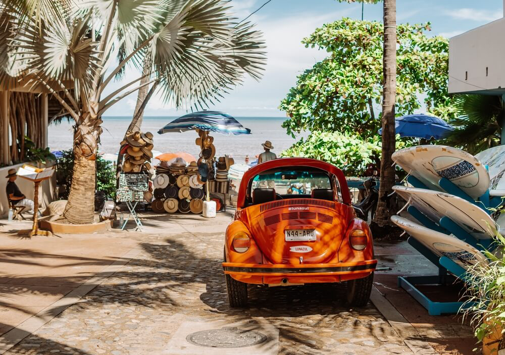 Eine Straße mit Surfbrettern und Souvenirläden in Sayulita an der Riviera Nayarit.
