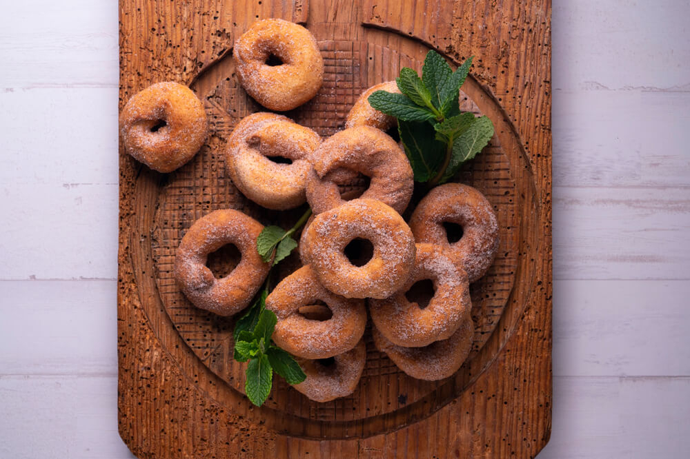 Roscones del Vino: Little round biscuits with a hole in the middle, dusted in sugar