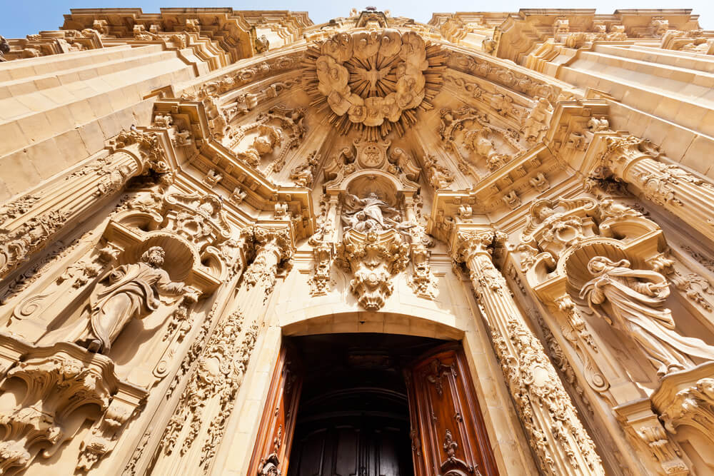 Frontalaufnahme der Catedral del Buen Pastor, der Kathedrale von San Sebastián.
