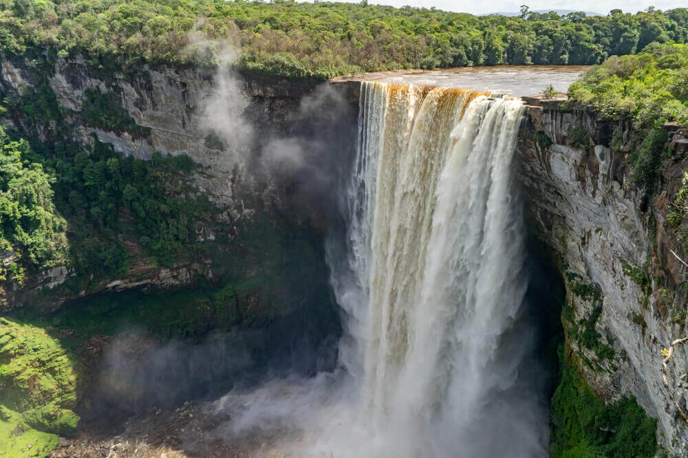 Die gigantischen Kaieteur-Fälle in Guayana aus der Luft gesehen.