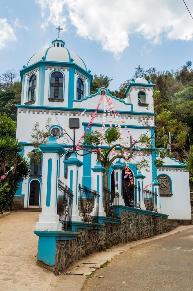 El Salvador Sehenswürdigkeiten: die Kirche von El Calvario im Dorf Concepción de Ataco.