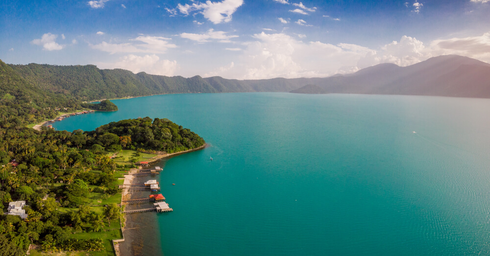 Lago Coatepeque in El Salvador mit türkisfarbenem Wasser.