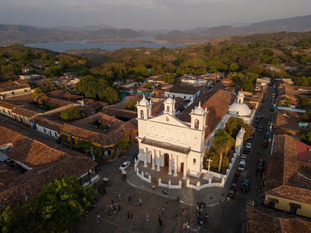 El Salvador Sehenswürdigkeiten: die Kolonialstadt Suchitoto aus der Vogelperspektive.