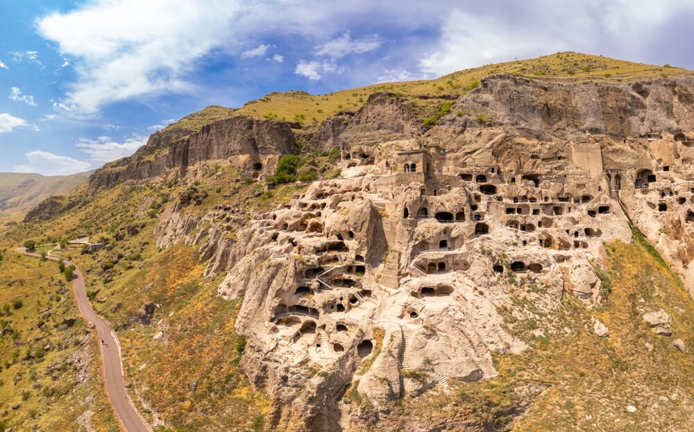 Sehenswürdigkeiten im Georgien-Urlaub: die Höhlenstadt Wardsia.