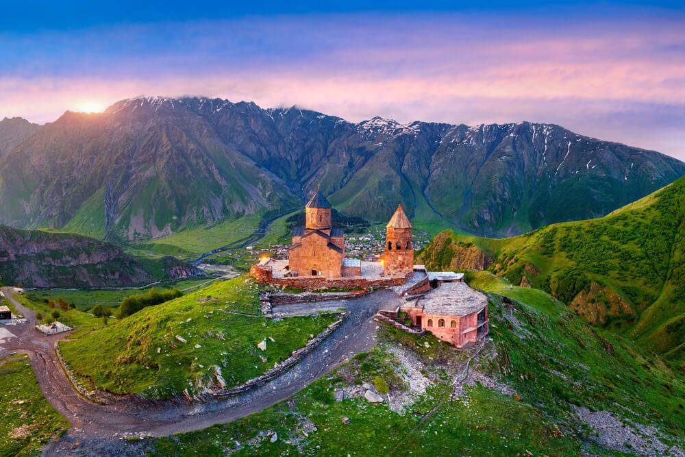 Sehenswürdigkeiten im Georgien-Urlaub: Gergetier Dreifaltigkeitskirche bei Qasbegi im Kaukasus.