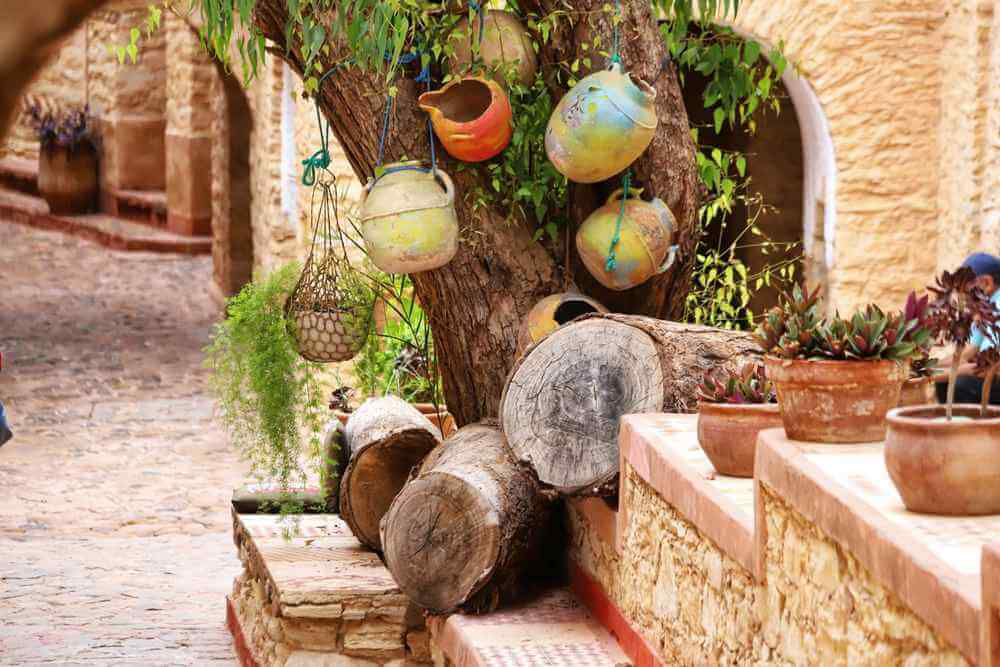 Töpferwaren an einem Baum aufgehängt in Agadir, Marokko