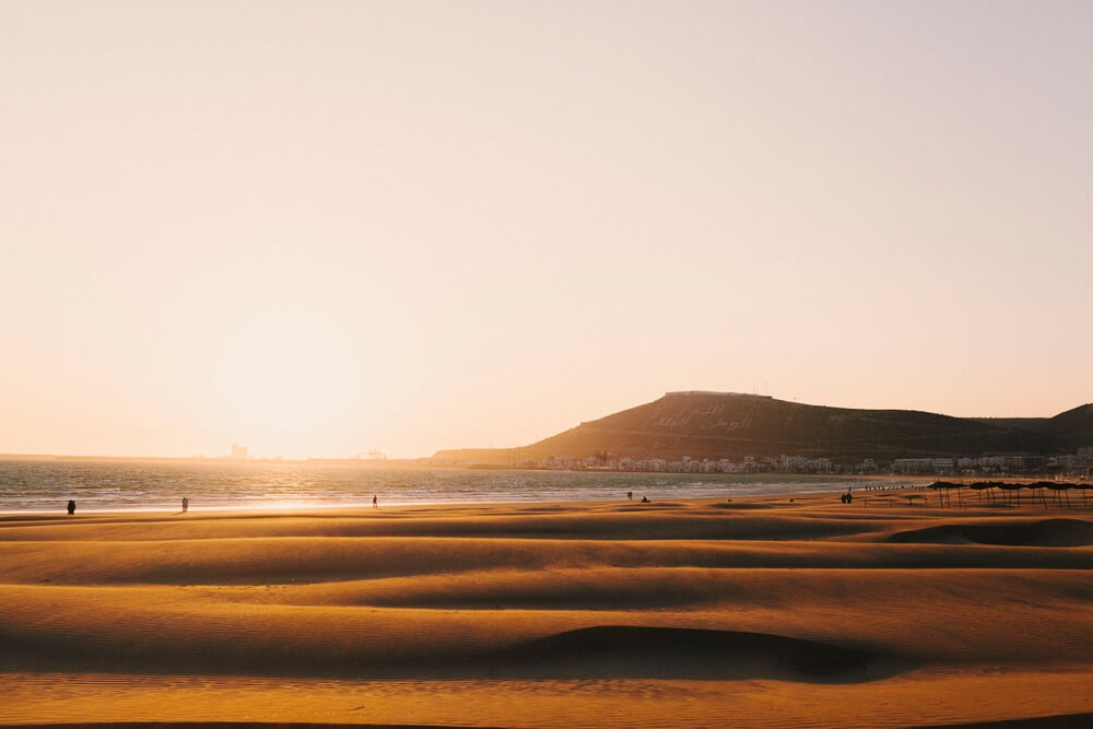 Sehenswürdigkeiten in Agadir: die Strandpromenade in der Dämmerung