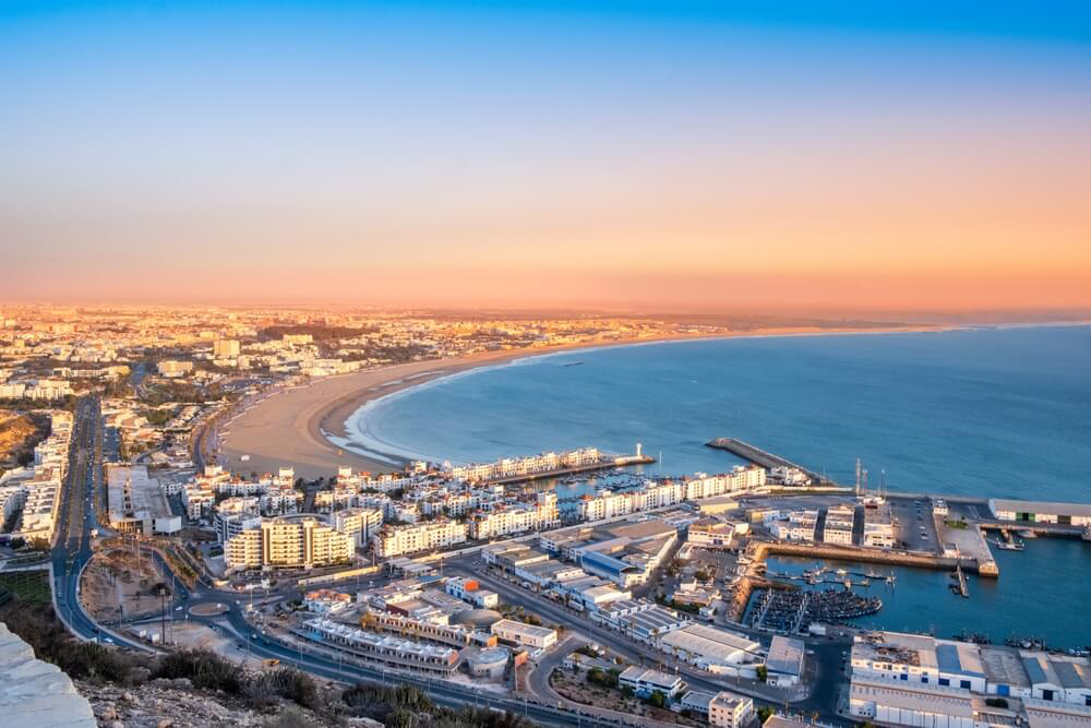 Panoramablick über die Stadt Agadir in Marokko in der Dämmerung
