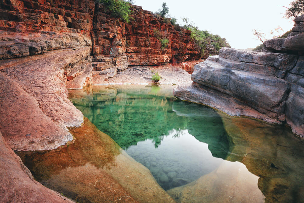 Natürliches Wasserbecken zwischen Felsen im Paradise Valley, dem Paradiestal, bei Agadir, Marokko